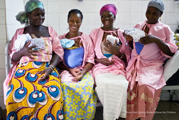 Imagen: Cuatro madres en Malí que comparten la experiencia de bebés canguro (Fotografía cortesía de Joshua Robers/Save the Children).