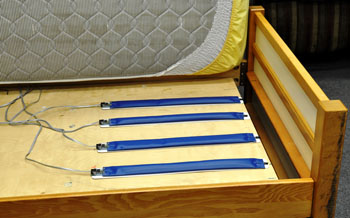 Imagen: Los sensores para usar en la cama son construidos con transductores hidráulicos y están diseñados para monitorizar la salud del paciente (Fotografía cortesía de la Universidad de Missouri).