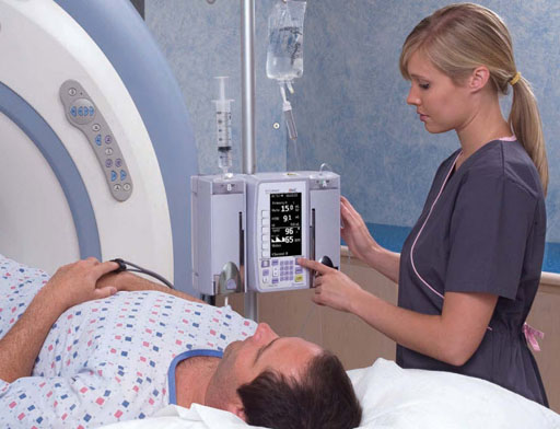 Imagen: El sistema de bomba de infusión MRidium 3860+ permite que a los pacientes les practiquen procedimientos de resonancia magnética (Fotografía cortesía de Iradimed).
