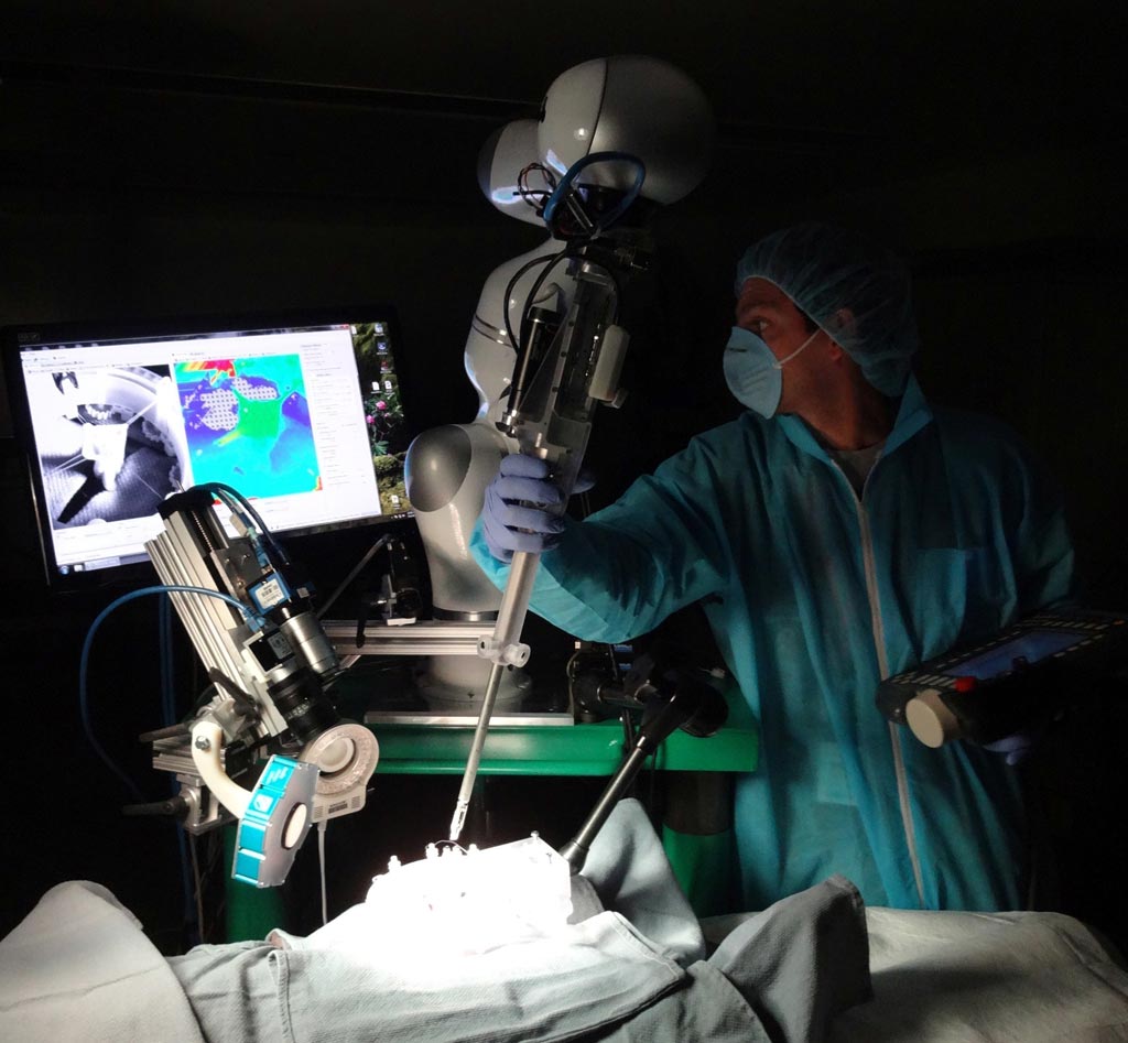 Imagen: El STAR mientras realiza una cirugía robótica autónoma supervisada (Fotografía cortesía del CNHS).