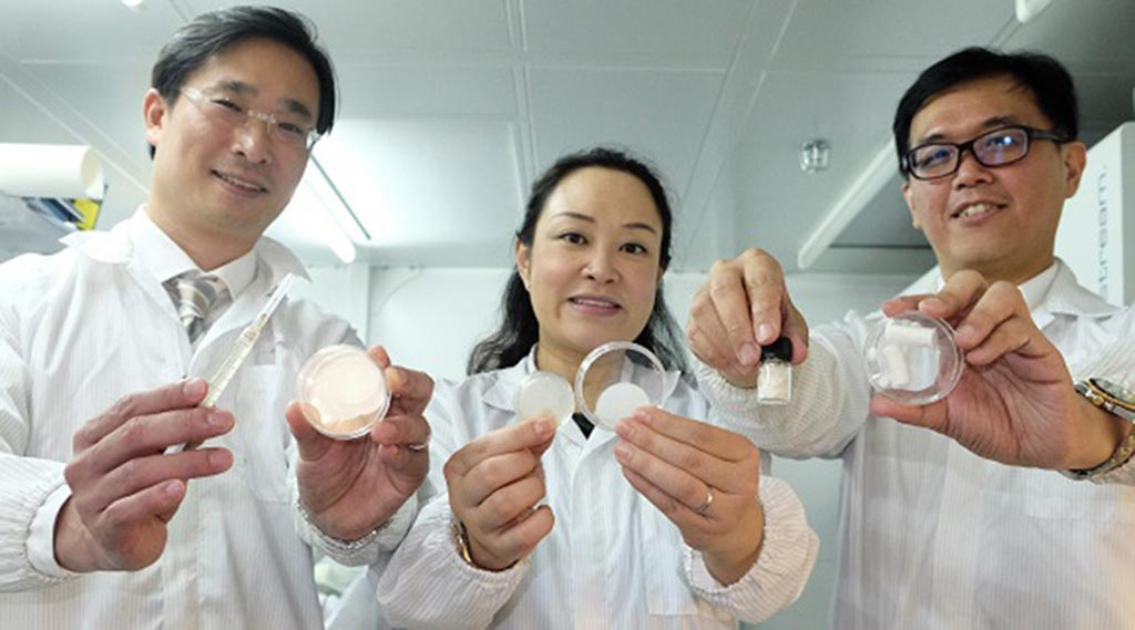 Imagen: El Dr. Wong, el Dr. Choong, y el Dr. Tan con muestras de los productos con ANGPTL4 (Fotografía cortesía de la NTU).