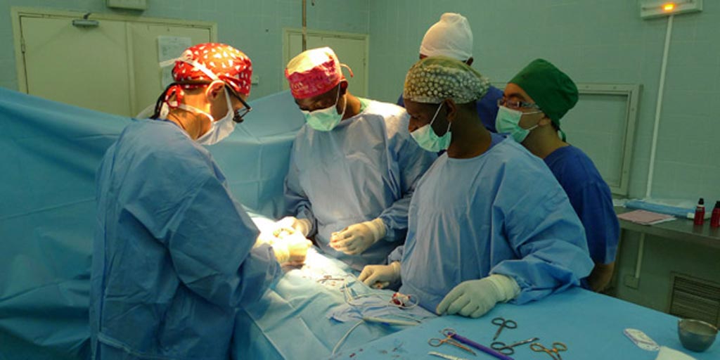 Imagen: Los hospitales de bajos recursos, como este en Senegal, contribuyen a la tasa de mortalidad quirúrgica más alta de África (Fotografía cortesía de IvuMed).