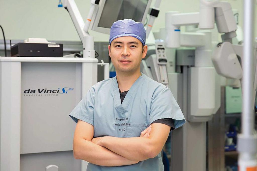 Imagen: El Dr. Andrew Hung y el dVLogger, que rastrea los movimientos de los médicos durante la cirugía robótica (Fotografía cortesía de Ricardo Carrasco III/USC).