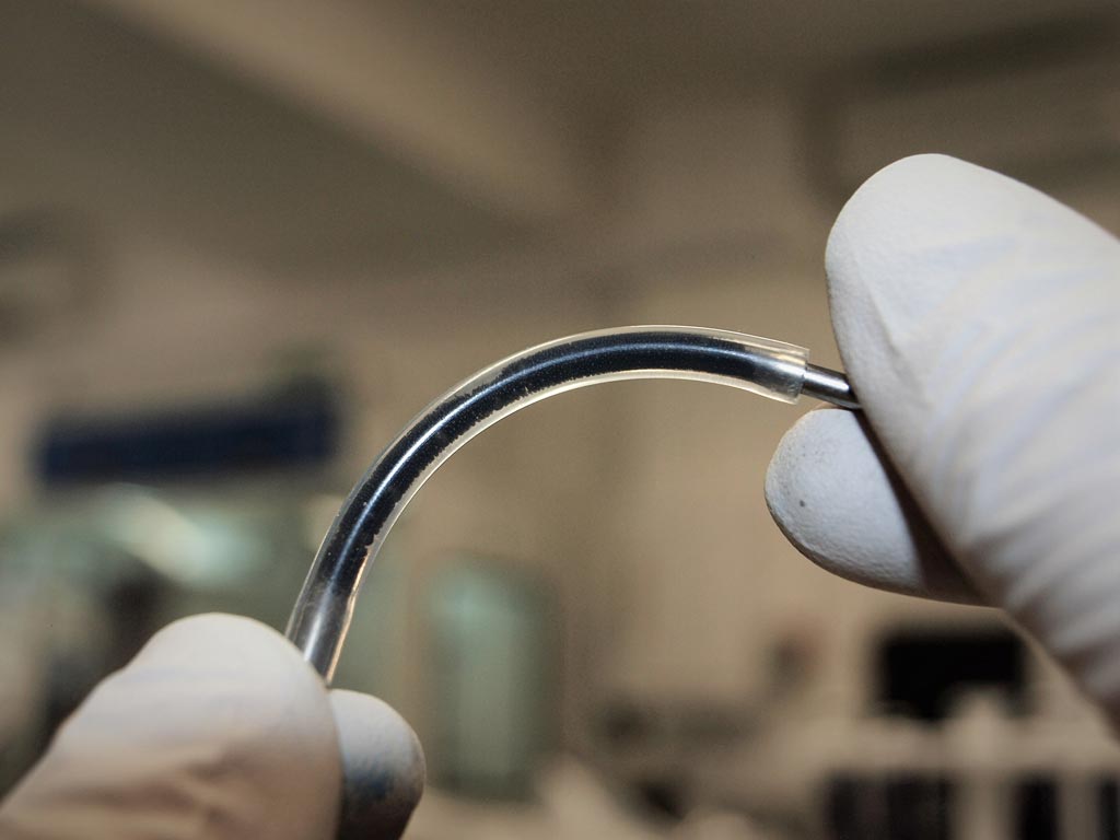 Imagen: Un prototipo de elemento sensor flexible lleno de emulsión de grafeno (Fotografía cortesía de la Universidad de Sussex).
