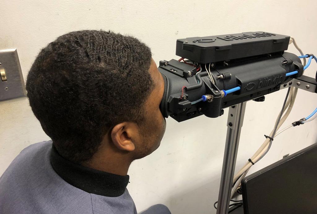 Imagen: El reflexómetro Blink mide el reflejo de parpadeo de un cadete en la Ciudadela (Fotografía cortesía de La Ciudadela).