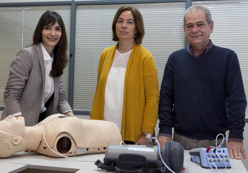 Imagen: La Dra. Digna María González-Otero (R) y sus colegas ensayando el algoritmo en un maniquí modelo (Fotografía cortesía de UPV / EHU).