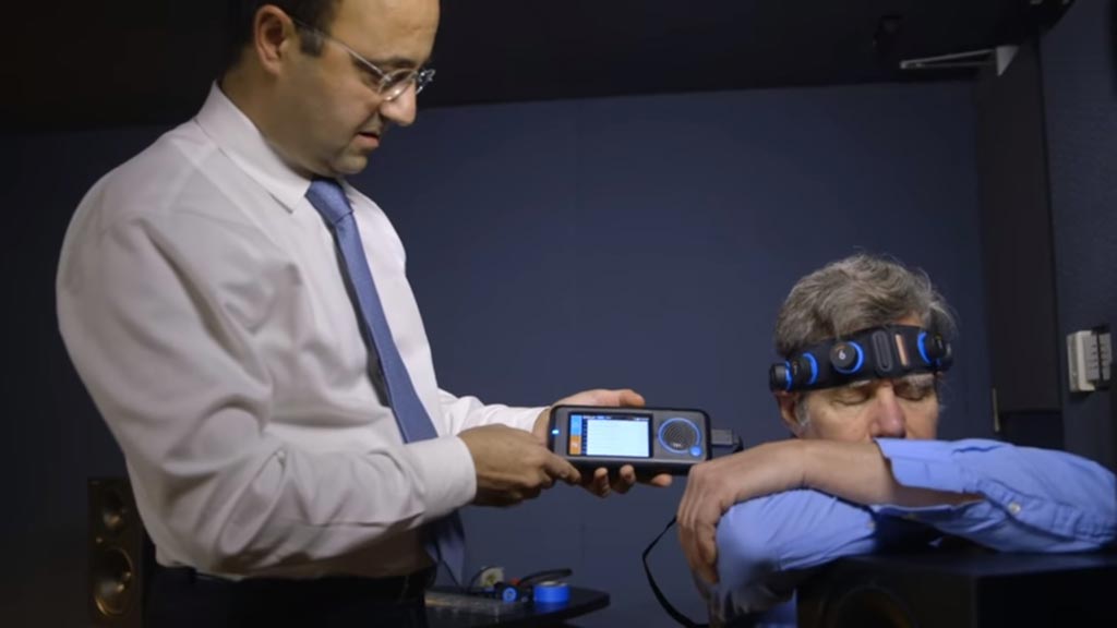 Imagen: El profesor Josef Parvizi escuchando un EEG sonificado (Fotografía cortesía de la Universidad de Stanford).