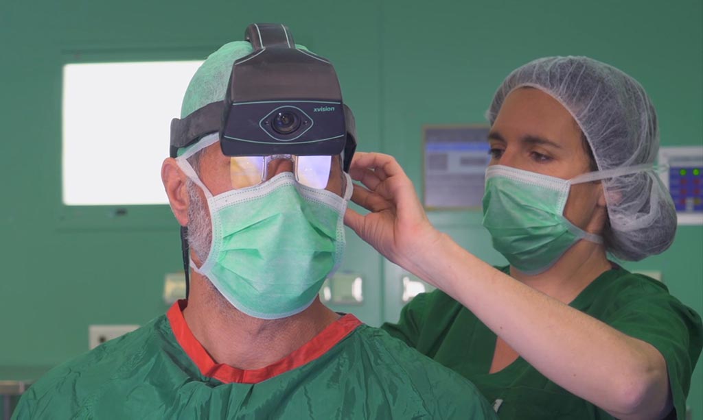 Imagen: El XVS permite a los cirujanos ver y navegar dentro del cuerpo de un paciente a través de la piel y los tejidos, para realizar cirugías más fáciles, más rápidas y seguras (Fotografía cortesía de Augmedics).