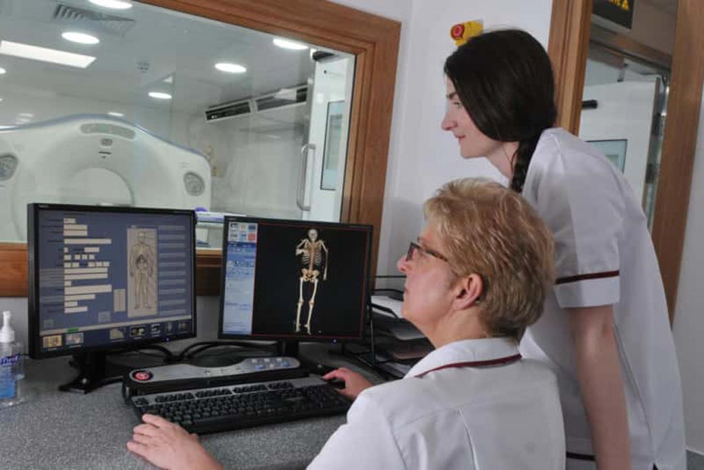 Imagen: Un nuevo estudio sugiere que la angiografía por TC post mortem ayuda a descubrir las causas de muerte (Fotografía cortesía del Hospital Real Preston). Imagen: Un nuevo estudio sugiere que la angiografía por TC post mortem ayuda a descubrir las causas de muerte (Fotografía cortesía del Hospital Real Preston).