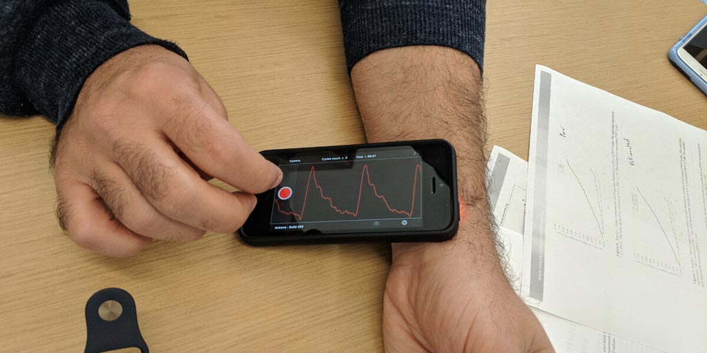 Imagen: La aplicación Vivio mide el pulso en un iPhone (Fotografía cortesía de Niema Pahlevan/USC).