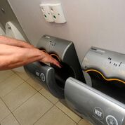 Imagen: Un nuevo estudio afirma que los Airblades (secadores de aire) son más baratos de usar, pero menos higiénicos que las toallas de papel (Fotografía cortesía de Alamy).