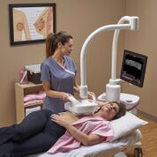 Imagen: El sistema Invenia 2.0 ABUS toma imágenes del tejido denso de los senos (Fotografía cortesía de GE Healthcare).