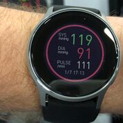 Imagen: Un reloj de pulsera nuevo mide con exactitud la presión arterial y el pulso (Fotografía cortesía de Omron).
