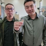 Imagen: El estudiante de posgrado, Guang Yao (I) y el profesor Xudong Wang (D) con el dispositivo implantable (Fotografía cortesía de Sam Million-Weaver/WISC).