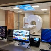 Imagen: Un estudio nuevo sugiere que la resonancia magnética cardíaca (RMC) podría servir como una alternativa no invasiva y no tóxica para identificar la extensión de la enfermedad arterial coronaria (EAC) (Fotografía cortesía de Duke Health).