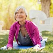 Imagen: Un estudio nuevo advierte que las posturas de yoga que flexionan la columna vertebral más allá de sus límites pueden aumentar el riesgo de fracturas por compresión en personas que padecen osteoporosis (Fotografía cortesía de Getty Images). Imagen: Un estudio nuevo advierte que las posturas de yoga que flexionan la columna vertebral más allá de sus límites pueden aumentar el riesgo de fracturas por compresión en personas que padecen osteoporosis (Fotografía cortesía de Getty Images).