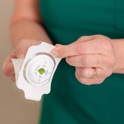 Imagen: El Leaf Sensor inalámbrico utiliza un adhesivo médico para quedar pegado al paciente (Fotografía cortesía de Leaf Healthcare).