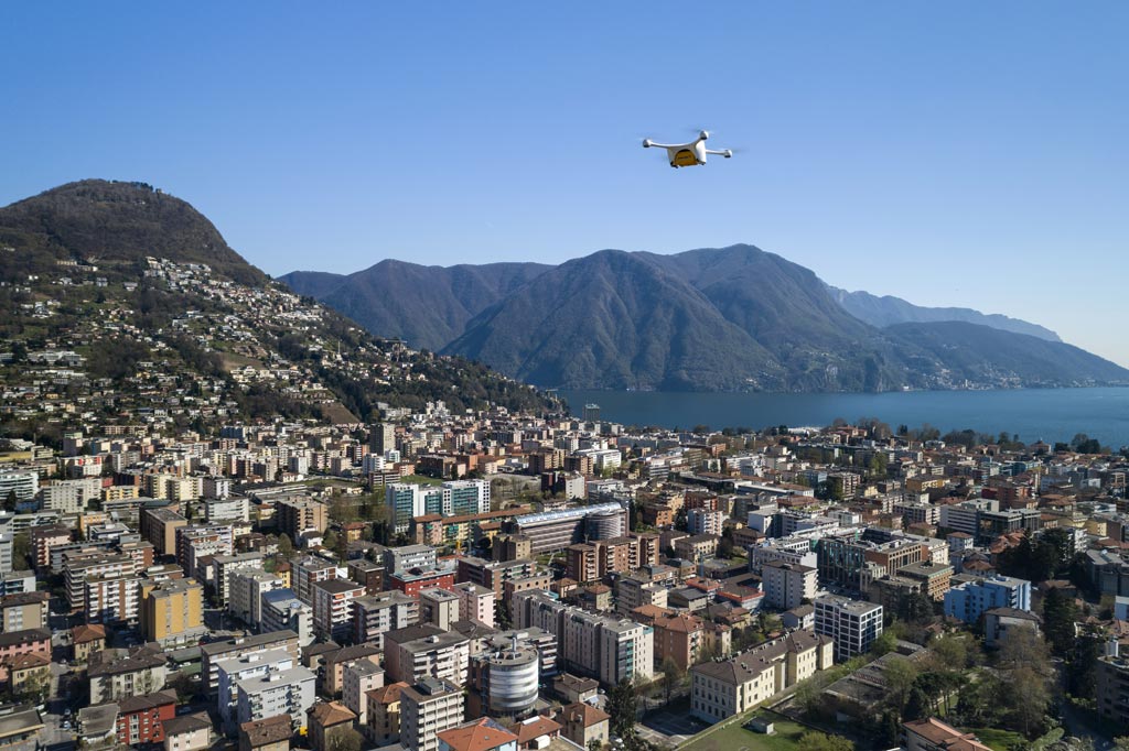 Imagen: Un dron haciendo una entrega en Zúrich (Fotografía cortesía de Swiss Post).