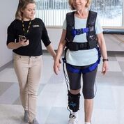 Imagen: Un dispositivo de entrenamiento de la marcha ayuda a la rehabilitación de los sobrevivientes de un derrame cerebral (Fotografía cortesía de ReWalk).