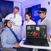 Imagen: Una tapa equipada con un sensor detecta cambios en el flujo sanguíneo y la oxigenación, detectando, de esa forma, la actividad cerebral (Fotografía cortesía de la U-M). Imagen: Una tapa equipada con un sensor detecta cambios en el flujo sanguíneo y la oxigenación, detectando, de esa forma, la actividad cerebral (Fotografía cortesía de la U-M).