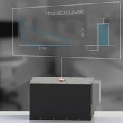 Imagen: Un sensor de hidratación no invasivo basado en la misma tecnología que la RM puede caber en el consultorio de un médico (Fotografía cortesía de Lina Colucci / MIT). Imagen: Un sensor de hidratación no invasivo basado en la misma tecnología que la RM puede caber en el consultorio de un médico (Fotografía cortesía de Lina Colucci / MIT).