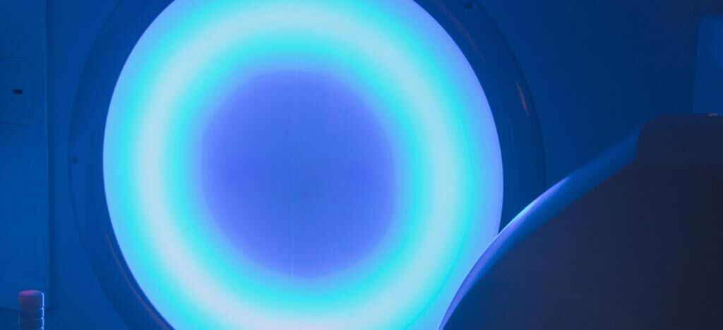 Imagen: De acuerdo con un estudio nuevo, enfocar un haz de electrones puede proteger del daño a los tejidos que rodean un tumor (Fotografía cortesía de la Universidad de Strathclyde).