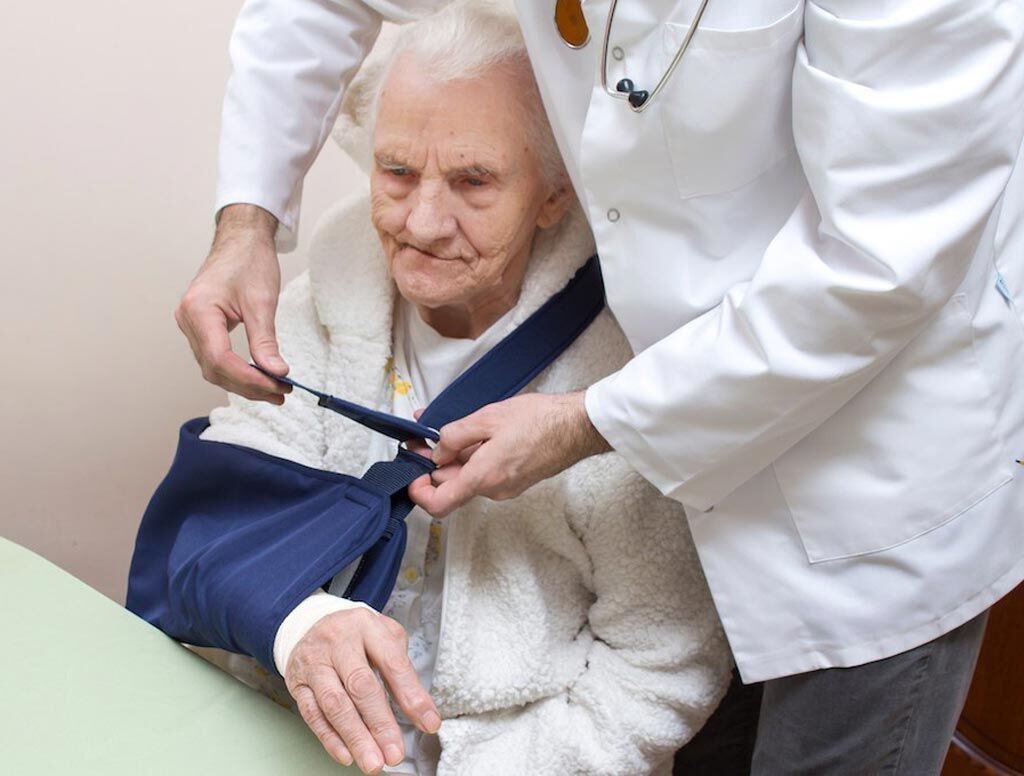 Imagen: La investigación muestra que el riesgo de fracturas del húmero proximal (PHF) en adultos mayores aumenta con la edad, y se encuentran entre las fracturas más comunes después de los 60 años (Fotografía cortesía de iStock). Imagen: La investigación muestra que el riesgo de fracturas del húmero proximal (PHF) en adultos mayores aumenta con la edad, y se encuentran entre las fracturas más comunes después de los 60 años (Fotografía cortesía de iStock).