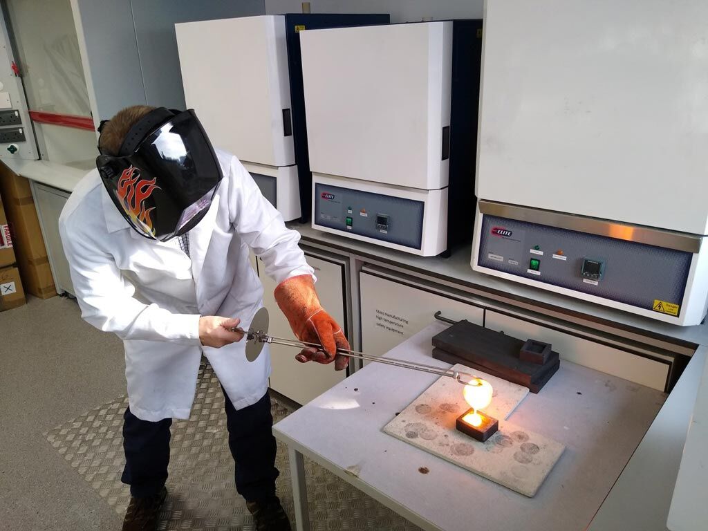 Imagen: Investigador de Aston preparando una varilla de vidrio con cordones de ZnO (Fotografía cortesía de la Universidad de Aston).