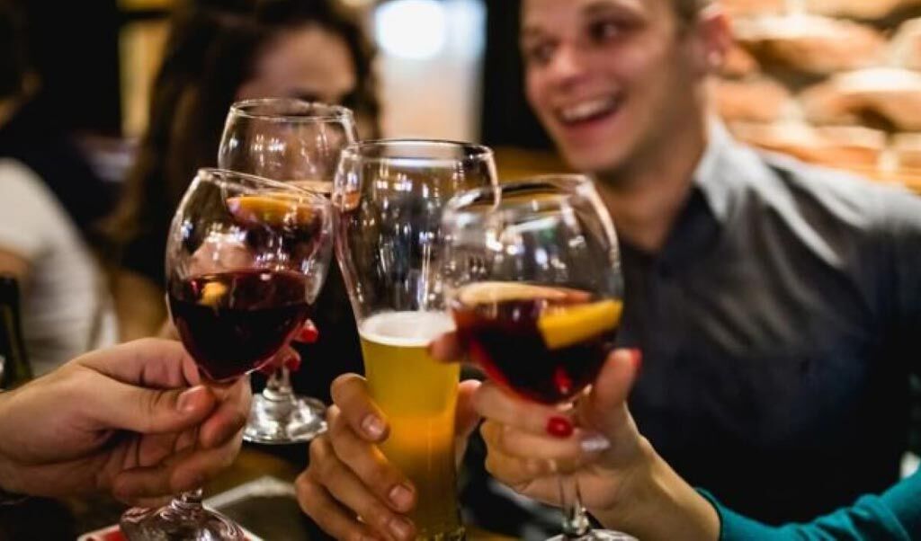 Imagen: Un estudio nuevo afirma que el consumo recurrente de alcohol aumenta el riesgo de FA (Fotografía cortesía de Getty Images). Imagen: Un estudio nuevo afirma que el consumo recurrente de alcohol aumenta el riesgo de FA (Fotografía cortesía de Getty Images).