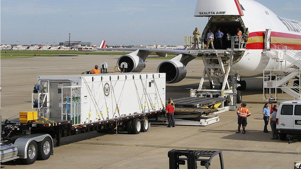 Imagen: El CBCS mientras es cargado en un Kalitta Air 747-400ERF (Fotografía cortesía de Phoenix Air)