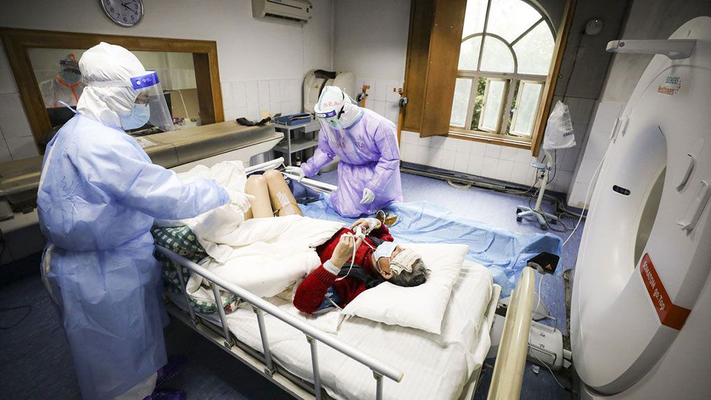 Imagen: Trabajadores hospitalarios en China mientras preparan a un paciente con COVID-19 para una TC (Fotografía cortesía de Getty Images) Imagen: Trabajadores hospitalarios en China mientras preparan a un paciente con COVID-19 para una TC (Fotografía cortesía de Getty Images)