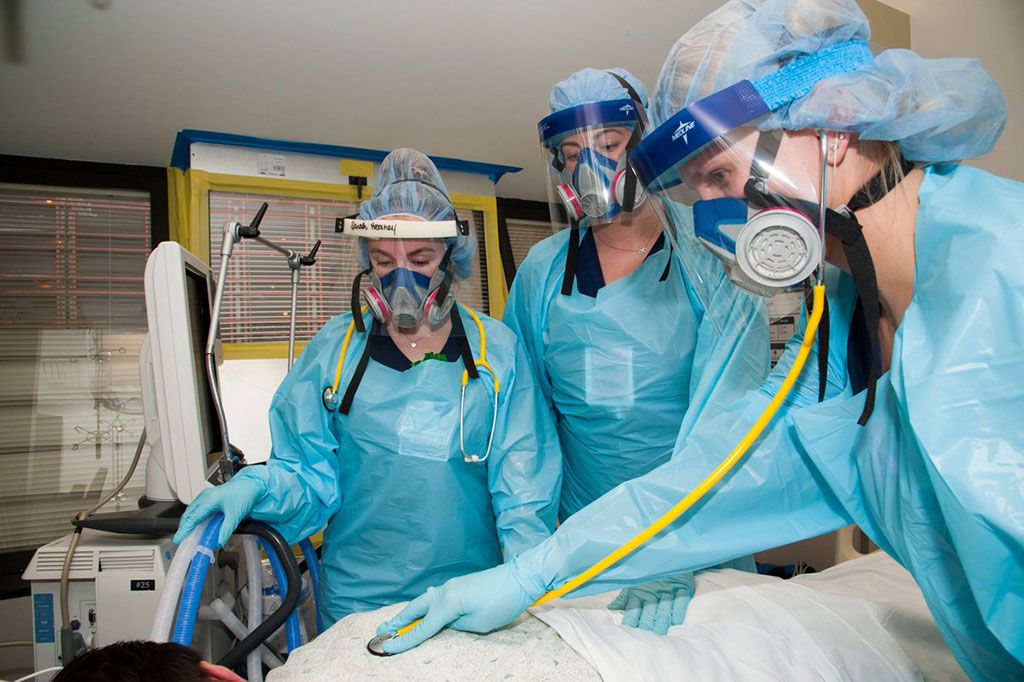 Imagen: Enfermeras en una UCI de la AHN con máscaras elastoméricas (Fotografía cortesía de Highmark Health)