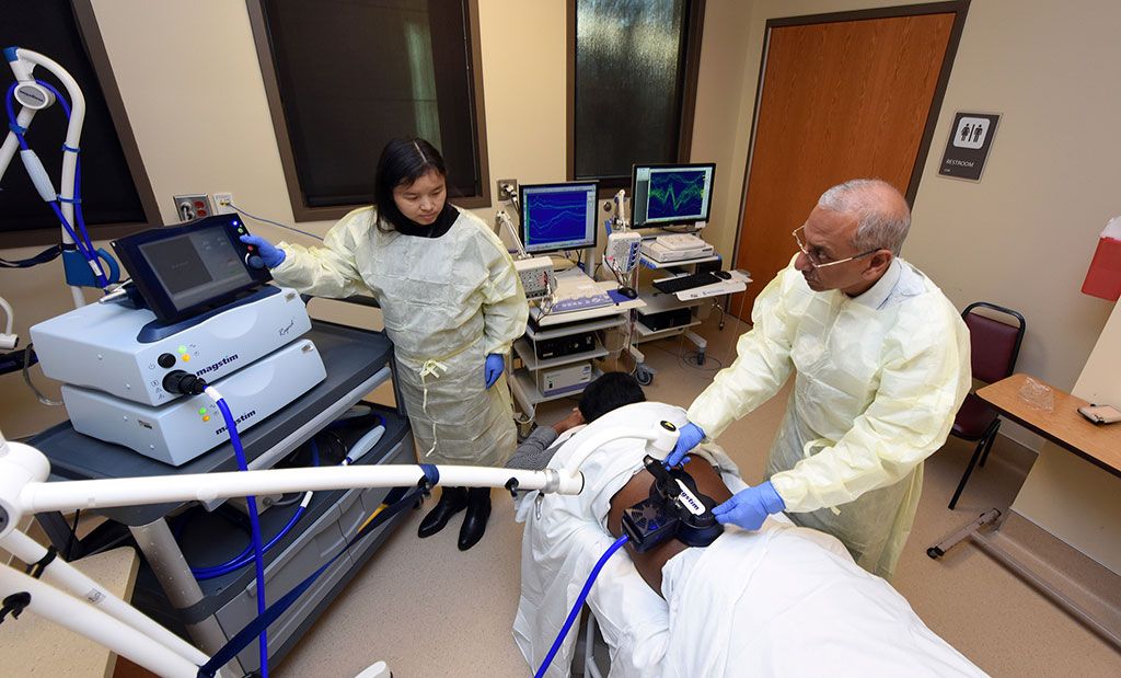 Imagen: El Dr. Satish Rao MD realizando TNT en una paciente con IF (Fotografía cortesía de la Facultad de Medicina de Georgia)