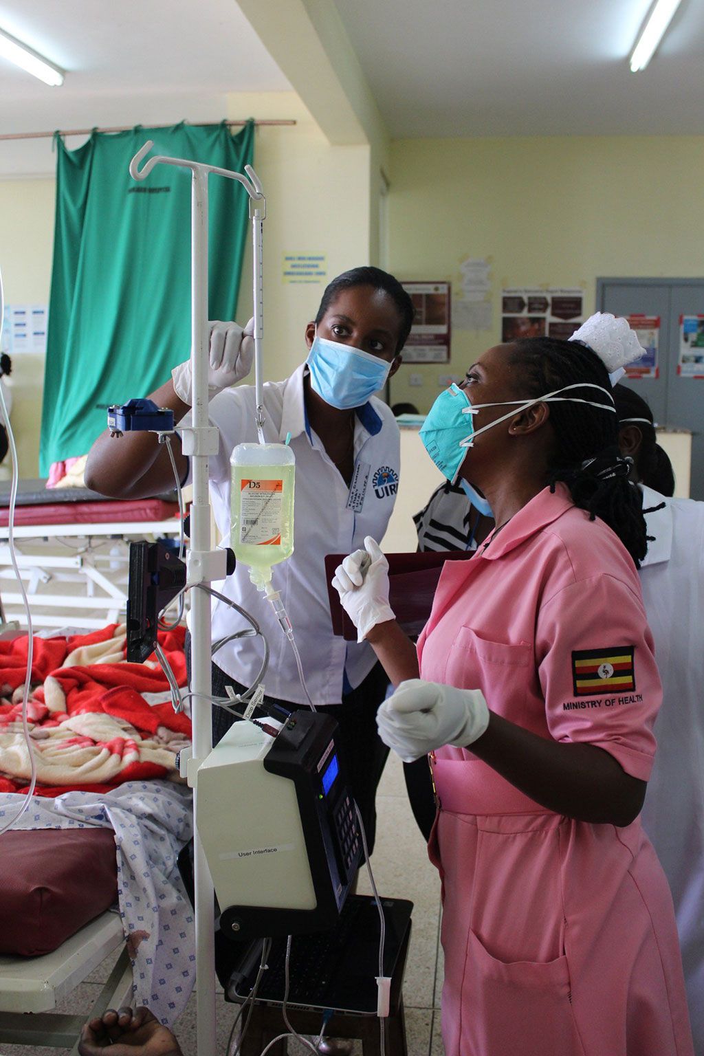 Imagen: La enfermera Winnie Kibirige instala el ECGF-IS en el Hospital Kiruddu en Kampala (Fotografía cortesía de UIRI)