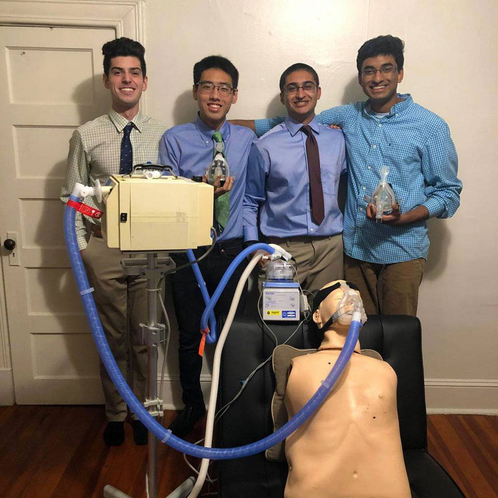 Imagen: Un grupo de seis estudiantes de tercer año de la Universidad Johns Hopkins diseñó la máscara a prueba de fugas que se podría usar con máquinas CPAP comunes para respaldar el tratamiento de pacientes con COVID-19 (Fotografía cortesía del Team Airtight)