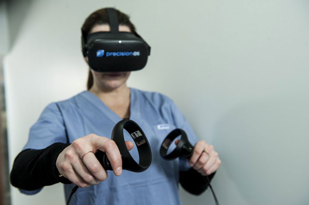 Imagen: La realidad virtual inmersiva puede ayudar a mejorar las habilidades quirúrgicas (Fotografía cortesía de PrecisionOS)