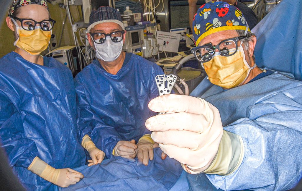 Imagen: El Dr. Dan Zlotolow y el primer implante de la Placa de Acción de Palanca (Fotografía cortesía de McGinley Orthopaedics)