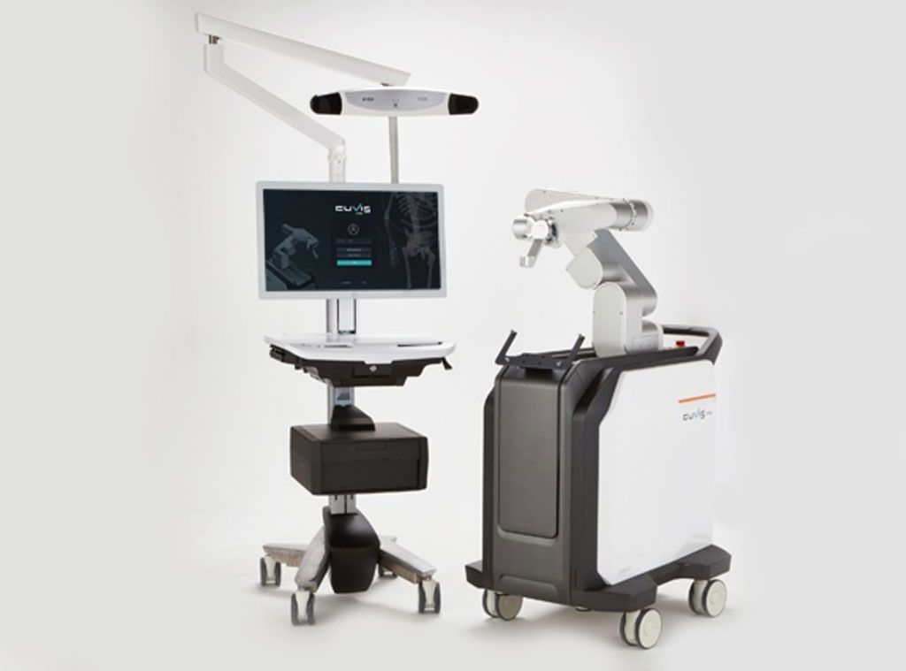 Imagen: La consola principal del robot quirúrgico de columna CUVIS-Spine (I) y el brazo robótico (D) (Fotografía cortesía de Curexo)