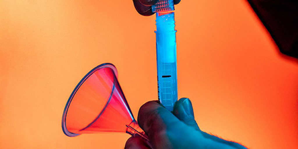 Imagen: Un vial de muestra de saliva para la prueba de SARS-CoV-2 (Fotografía cortesía de Fred Zwicky, Universidad de Illinois)