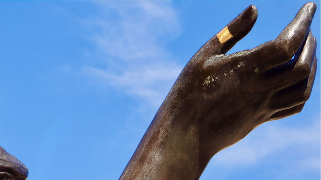 Imagen: Matriz vIGT que consta de medio millón de transistores que se ajustan a la superficie curvilínea compleja del dedo pulgar (Fotografía cortesía de Columbia Engineering)