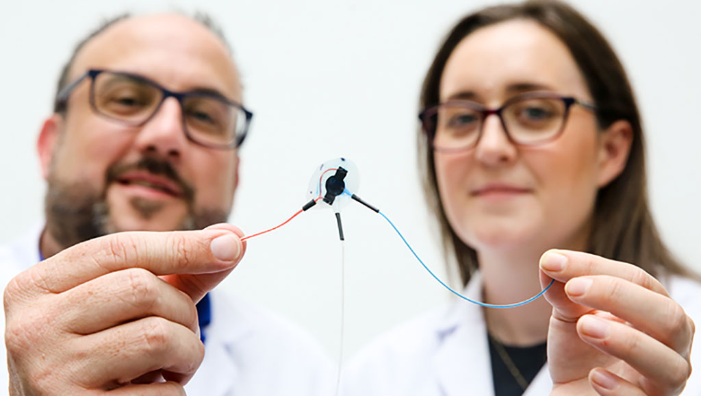 Imagen: Implante robótico suave habilitado para IA monitorea el tejido cicatricial para autoadaptarse para el tratamiento con medicamentos personalizado (Fotografía cortesía de la Universidad de Galway)