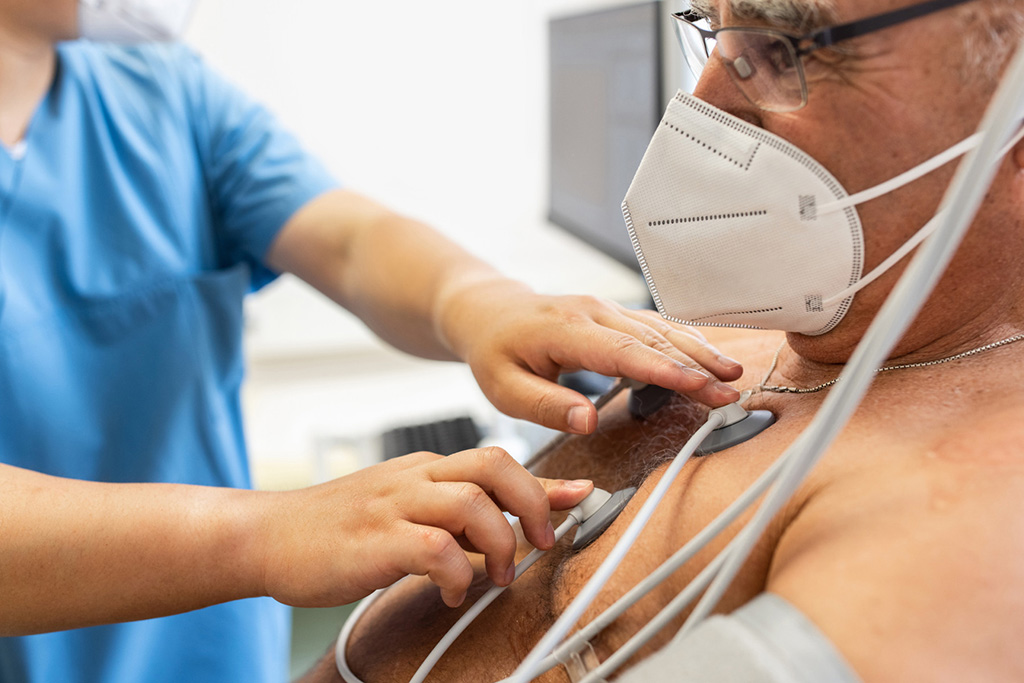 Imagen: Los cambios en el ECG recogidos en el tiempo podrían indicar un mayor riesgo de paro cardíaco repentino (Fotografía cortesía de Cedars-Sinai)