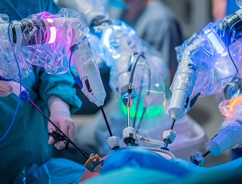Imagen: El robot quirúrgico Versius Plus con la nueva tecnología de imágenes vLimeLite para visualizar ICG (Fotografía cortesía de CMR Surgical)