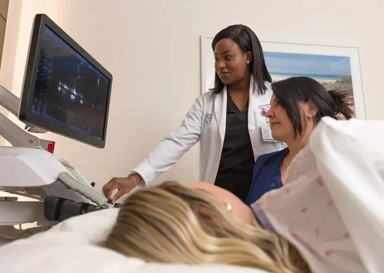 Imagen: las herramientas de ECG con IA pueden ayudar a los médicos a identificar problemas cardíacos de forma temprana en las mujeres que planean tener hijos (foto cortesía de Mayo Clinic) Imagen: las herramientas de ECG con IA pueden ayudar a los médicos a identificar problemas cardíacos de forma temprana en las mujeres que planean tener hijos (foto cortesía de Mayo Clinic)