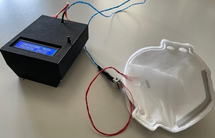 Imagen: un sensor de gas especializado incrustado entre las capas de tela de la mascarilla facial estilo FFP2 diagnostica la ERC a partir del aliento de una persona (foto cortesía de ACS Sensors 2025, DOI: 10.1021/acssensors.4c03227) Imagen: un sensor de gas especializado incrustado entre las capas de tela de la mascarilla facial estilo FFP2 diagnostica la ERC a partir del aliento de una persona (foto cortesía de ACS Sensors 2025, DOI: 10.1021/acssensors.4c03227)
