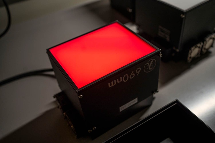 Imagen: un primer plano de un dispositivo de fotoirradiación LED que emite longitudes de onda específicas de luz (foto cortesía de la Universidad de Texas en Dallas) Imagen: un primer plano de un dispositivo de fotoirradiación LED que emite longitudes de onda específicas de luz (foto cortesía de la Universidad de Texas en Dallas)