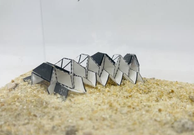 Imagen: un robot con orugas fabricado con el patrón de origami miura-ori (Fotografía cortesía de North Carolina State University) Imagen: un robot con orugas fabricado con el patrón de origami miura-ori (Fotografía cortesía de North Carolina State University)