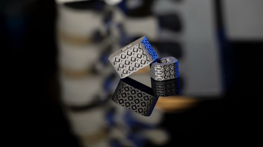 Imagen: implantes espinales de metamateriales autoalimentados (Foto cortesía de Thomas Altany/Universidad de Pittsburgh)