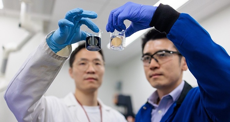 Imagen: el investigador postdoctoral y primer autor Qingsong Fan y el profesor asistente de ingeniería molecular Po-Chun Hsu desarrollaron el nuevo nanomaterial (Fotografía cortesía de John Zich/Universidad de Chicago)