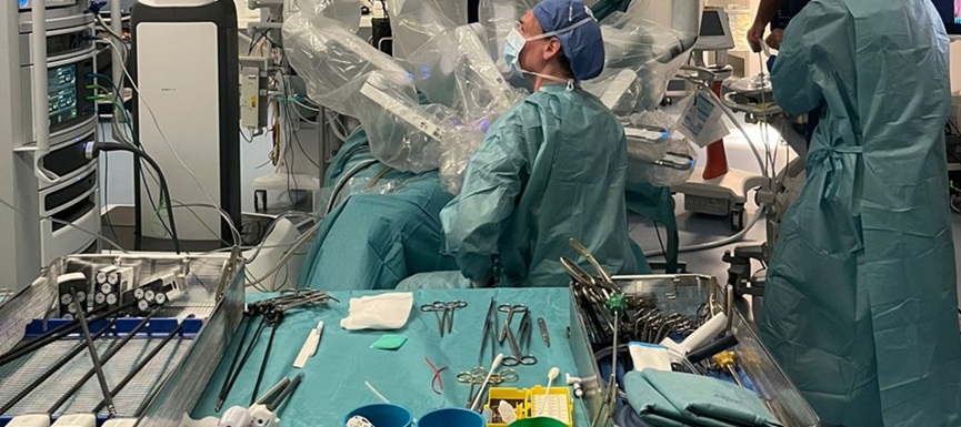 Imagen: los cirujanos realizaron simultáneamente una resección hepática robótica y una ablación guiada por TC (Fotografía cortesía de Amsterdam UMC)